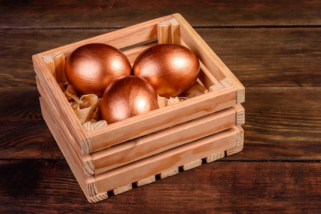 Wielkanocni jajka w prezenta drewnianym pudełku na ciemnym drewnianym stole. Przygotowanie do wakacji