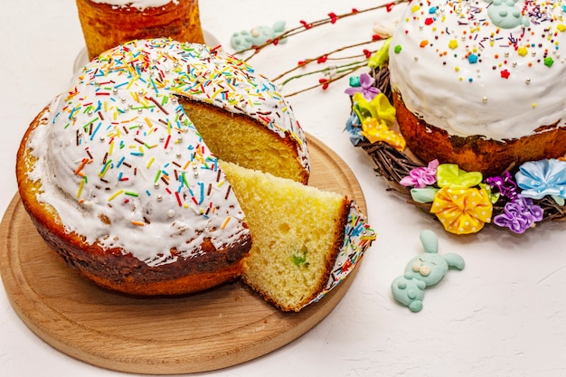 Wielkanocni torty na białym kitu tle. Tradycyjny świąteczny chleb prawosławny