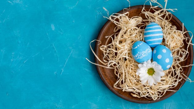 Wielkanocny baner świąteczna dekoracja żywności świąteczna kompozycja malowane jajka z kreatywnym nowoczesnym wzorem