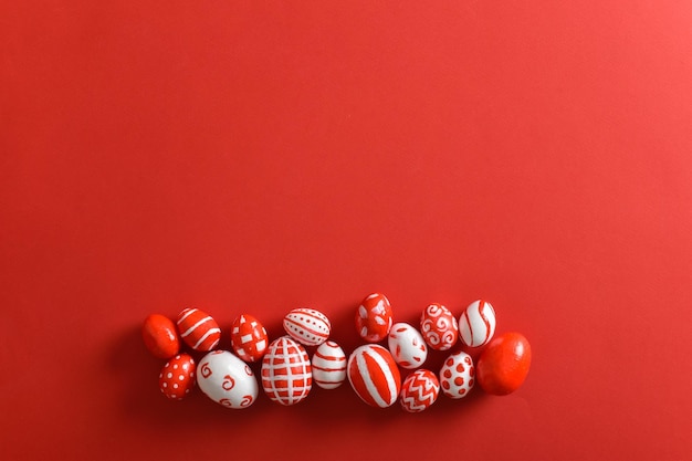 Wielkanocny baner z wielkanocnymi czerwonymi i białymi jajkami na jasnoczerwonym tle Miejsce do kopiowania Płaska pozycja widok z góry
