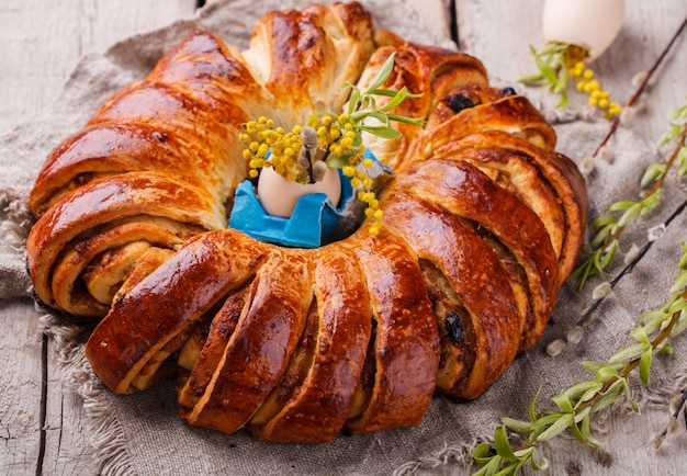 Zdjęcie wielkanocny chleb z dekoracją jajka i kwiatami