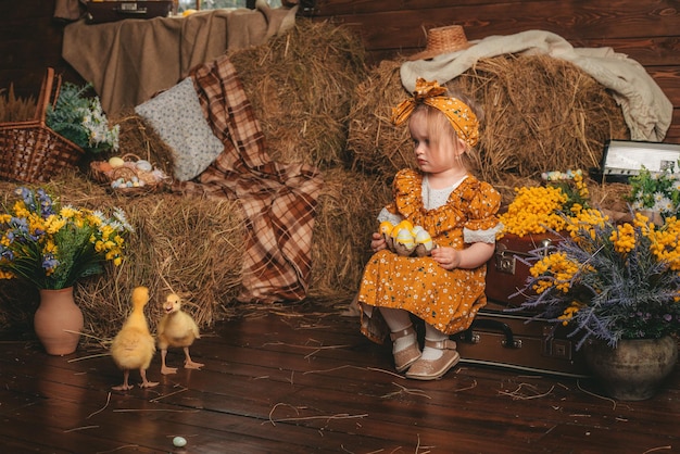 Wielkanocny dzień Rodzina przygotowuje się do Wielkanocy Dziewczyna trzyma kosz z malowanymi jajkami na drewnianym tle