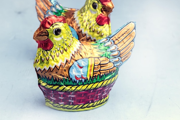 Wielkanocny kurczak w czekoladzie i pisanki na niebieskim tle Świąteczna koncepcja wielkanocna Toned