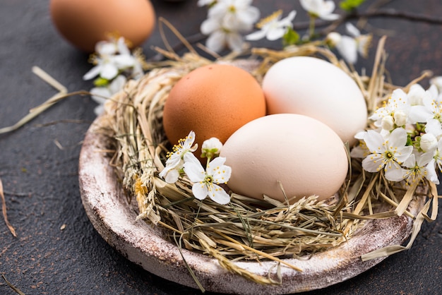 Wielkanocny skład z jajkami i kwitnienie gałąź