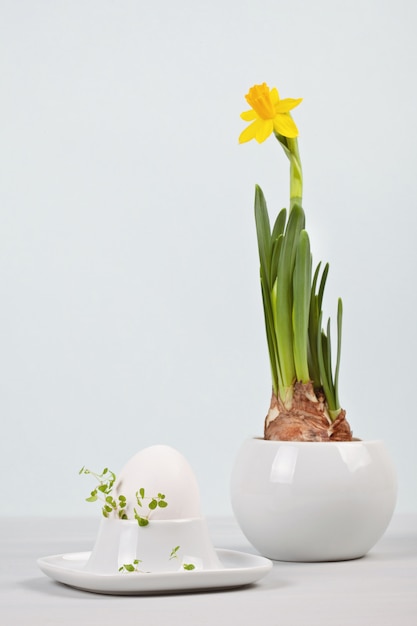 Wielkanocny skład z kwiatami i jajkami