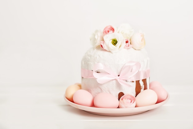 Wielkanocny słodki tort z kwiatami i jajkami