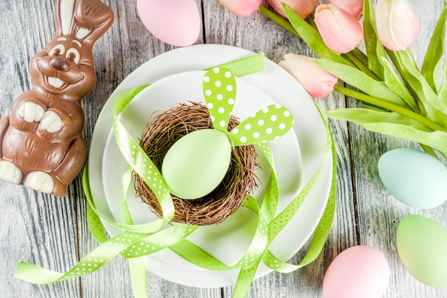Wielkanocny stół świąteczny ustawienie z królików i jaj