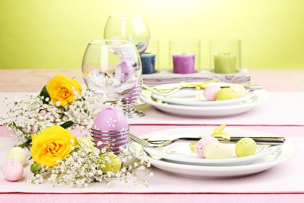 Wielkanocny stół ustawienie