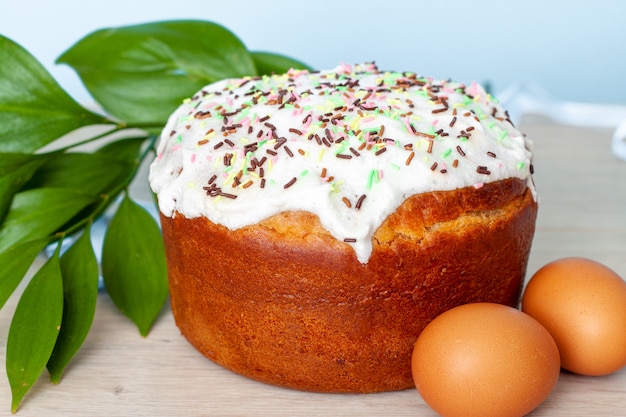 Wielkanocny tort i barwioni jajka na błękitnym tle