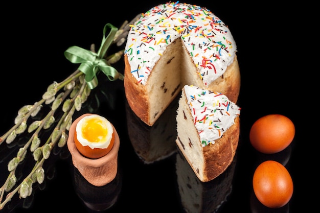 Wielkanocny tort i barwioni jajka