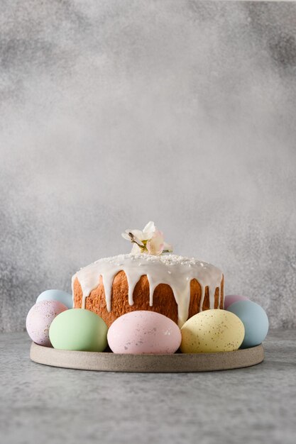 Wielkanocny tort prawosławny ozdobiony jajkami i wiosennymi kwiatami chrześcijański zwyczaj