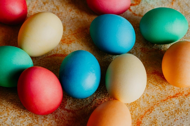 Wielkanocny tort z kolorowymi malowanymi jajkami na Wielkanoc