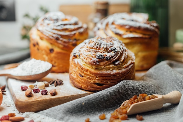 Wielkanocny tradycyjny chleb panettone z krafinem ozdobiony na stole kuchennym