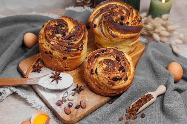 Wielkanocny tradycyjny chleb panettone z krafinem ozdobiony na stole kuchennym