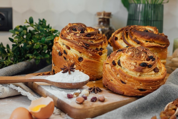 Wielkanocny tradycyjny chleb panettone z krafinem ozdobiony na stole kuchennym