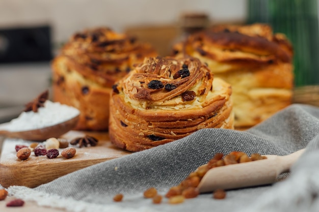 Wielkanocny tradycyjny chleb panettone z krafinem ozdobiony na stole kuchennym