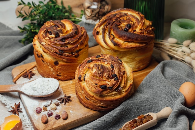 Wielkanocny tradycyjny chleb panettone z krafinem ozdobiony na stole kuchennym