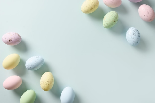 Wielkanocny wzór z pastelowymi jajkami na niebieskim tle