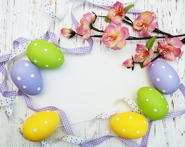 Wielkanocy ramowy tło z Easter jajkami