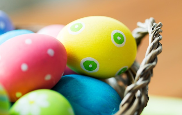 Wielkanocy, wakacji, tradycji i przedmiota pojęcie, - zamyka up barwioni Easter jajka w koszu