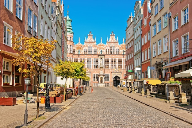 Zdjęcie wielki arsenał na ulicy piwnej na starym mieście w gdańsku, polska
