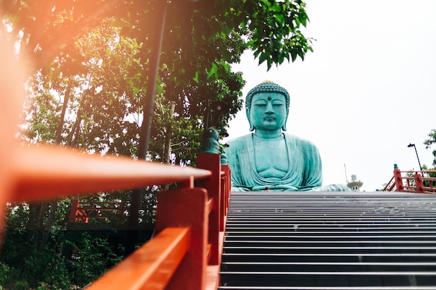 Wielki Budda Kamakura Daibutsu w Tajlandzkiej świątyni Wat Doi Pracan Mae Tha Lampang Tajlandia