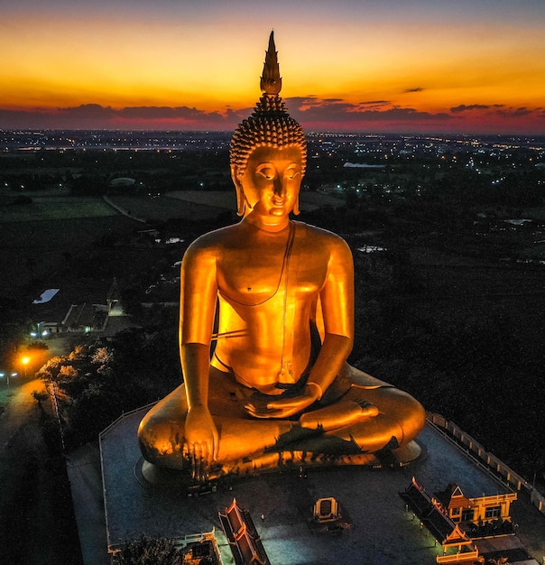 Wielki Budda podczas zachodu słońca w Wat Muang w Ang Thong Tajlandia