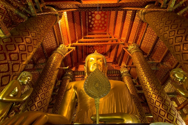 Wielki Budda w świątyni Watanan Phra Nakhon Si Ayutthaya Province