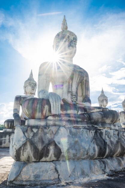 Wielki Buddha W Surat-thani Tajlandia. Bardzo Duży Cementowy Buddha Na Niebieskiego Nieba świetle Słonecznym.