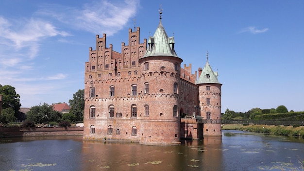 wielki budynek zamku w jeziorze