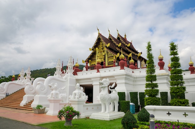 Wielki kościół w ogródzie przy Chiang mai