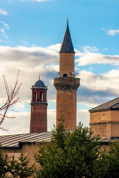 Wielki Meczet Minaret Erzurum Turksih Erzurum Ulu Cami z Majestatyczną Zamkową Wieżą Zegarową