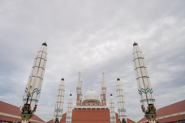 Wielki meczet na Semarang Central Java, gdy dzień jest pochmurny