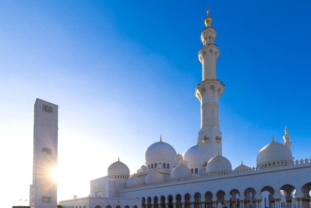 Wielki Meczet w Abu Zabi Kultowy punkt orientacyjny i architektoniczny cud Zjednoczonych Emiratów Arabskich