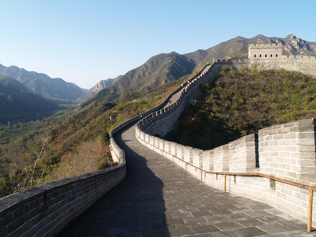 Wielki Mur Chiński na czystym niebie