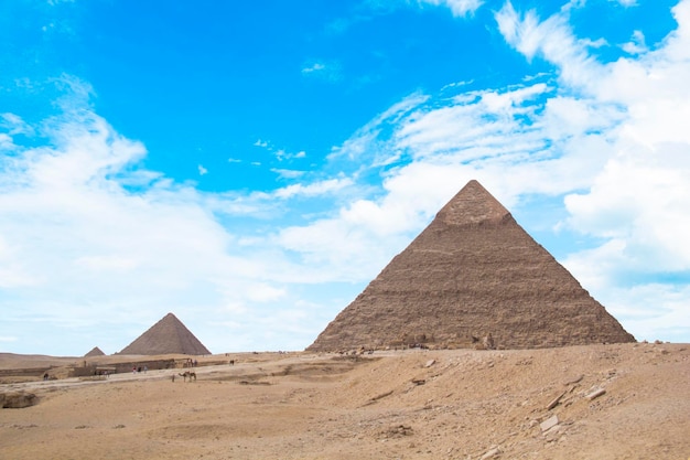 Wielki Sfinks na tle wielkich piramid faraonów w Gizie w Egipcie