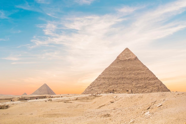 Wielki Sfinks na tle wielkich piramid w Gizie w Egipcie