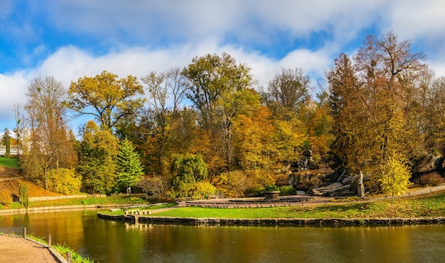 Zdjęcie wielki staw morze jońskie w arboretum sofijewskich lub park sofijowski w uman, ukraina, w słoneczny jesienny dzień