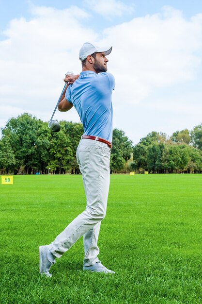 Wielki Strajk. Pełna Długość Pewnego Siebie Golfisty Wymachującego Swoim Kierowcą I Odwracającego Wzrok, Stojąc Na Polu Golfowym