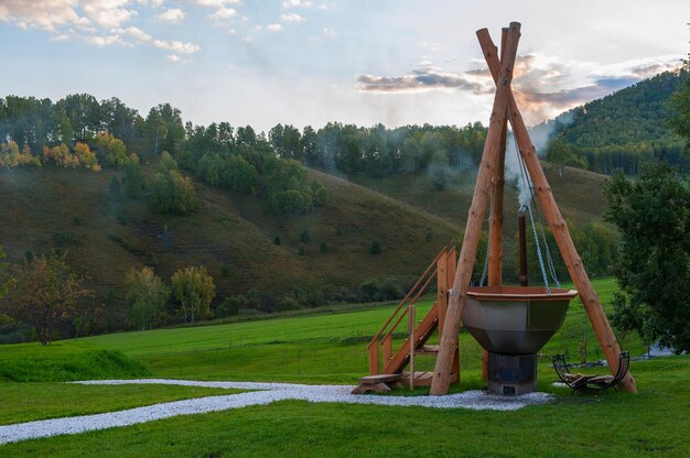 Wielki Zbiornik Z Gorącą Wodą I Parzonymi Ziołami Do Kąpieli Spa I Relaksu Koncepcja Na świeżym Powietrzu W Altai