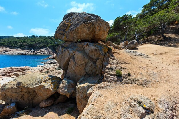 Wielkie głazy na brzegu i skaliste wybrzeże Morza Śródziemnego widok latem (w pobliżu zatoki Tamaru, Costa Brava, Katalonia, Hiszpania.