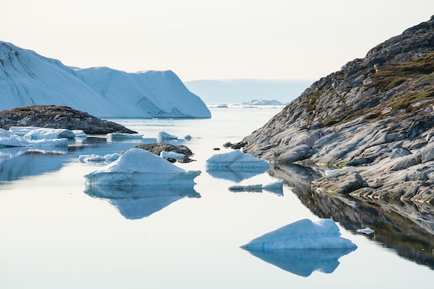 Wielkie góry lodowe pływające w lodowym fiordzie Ilulissat na Grenlandii