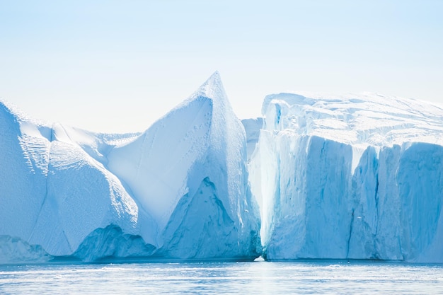 Wielkie góry lodowe w lodowym fiordzie Ilulissat na Grenlandii