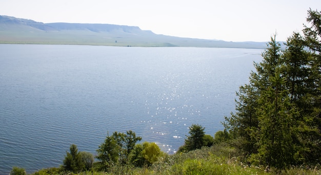 Wielkie jezioro w słoneczny dzień Zdjęcie panoramiczne z wysokości