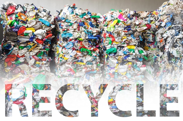 Wielkie Litery Recykling Na Sprasowanych Belach Z Tworzywa Sztucznego W Nowoczesnym Zakładzie Przetwarzania Odpadów Selektywna Zbiórka śmieci Recykling I Składowanie Odpadów Do Dalszej Utylizacji Działalność W Zakresie Sortowania Odpadów