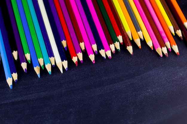 Wielo- barwioni ołówki na czarnym tle