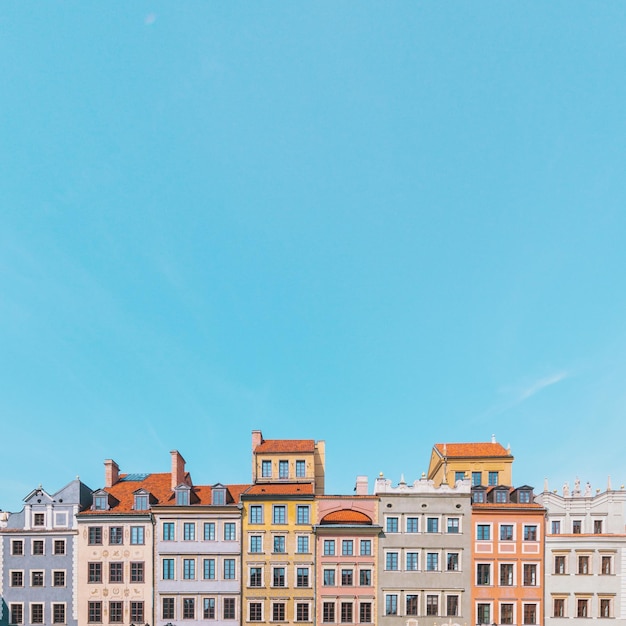 Wielobarwne budynki na tle jasnego niebieskiego nieba