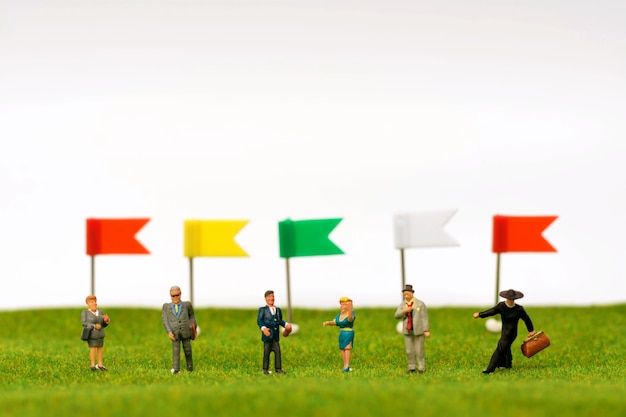 Zdjęcie wielobarwne flagi na polu golfowym i putting green