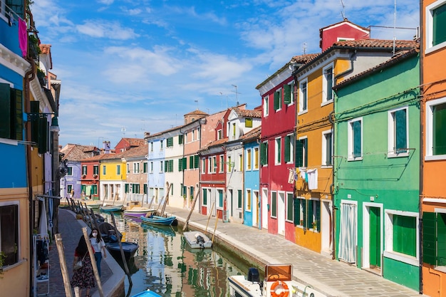 Wielobarwne kolorowe domy w Wenecji na wyspie Burano Wąski kanał z łodziami motorowymi wzdłuż domów Letni słoneczny dzień Selektywny fokus