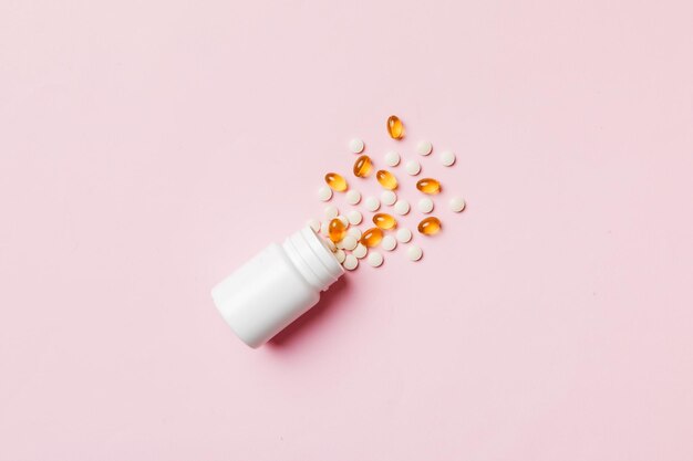 Wielobarwne pigułki i kapsułki w plastikowej butelce na kolorowym tle kopii przestrzeni Wiele różnych różnych tabletek i pigułek koncepcji witamin i suplementów diety